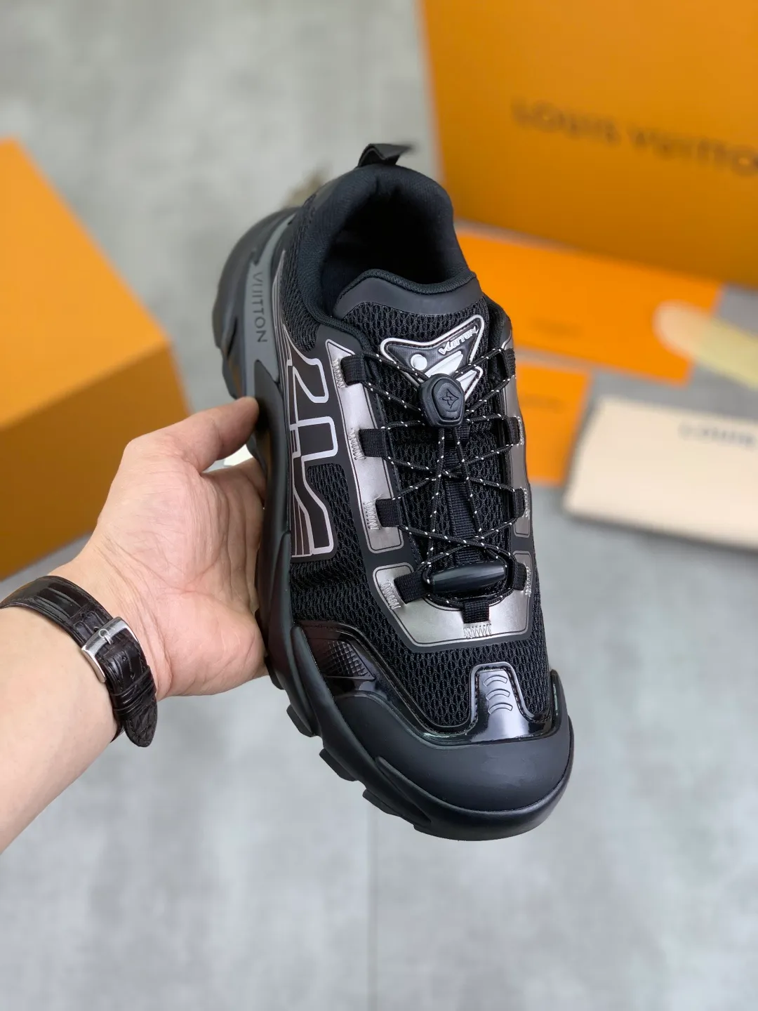 Men's Men's Shoes💰P740 New High Version LV Louis Vuitton L Jialu Brand Runner Tatic Series Thick Sole Casual Sports Shoes Running Shoes Original Purchase Development Production This LV Runner Tatic sports shoe combines technical materials such as mesh fabric and ribbons to interpret the inspiration of traditional mountaineering shoes. LV letters are written on one side, the lariat buckle of the quick lacing system is embellished with Monogram flowers and Louis Vuitton logos, and the light and wear-resistant rubber outsole completes the whole package. The delivery counter is beautifully packaged🛍📦 ▪️Fabrics: Original imported custom technical fabric + mesh ▪️Inner lining: Original customized breathable mesh ▪️Sole: Original open-molded anti-slip rubber combination material ▪️Sole thickness: 4CM ▪️Size: Men's 39-44 (38 45 (customized)